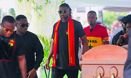 Συγκίνηση στην κηδεία του Ατσού - Δεν άντεξε να διαβάσει τον επικήδειο η σύζυγός του