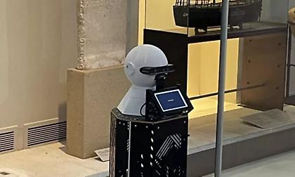 Θεσσαλονίκη: Ένα ρομπότ πιάνει κουβέντα με τους επισκέπτες του αρχαιολογικού μουσείου!