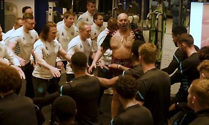 ΚΠΡ: Έφεραν Μαορί στην προπόνηση για να... εκπαιδευτούν στο «Haka»!