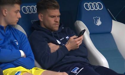 Ποδοσφαιριστής της Χέρτα Βερολίνου κοίταζε το κινητό του στον πάγκο εν ώρα αγώνα!
