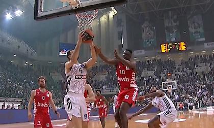 Το φάουλ του Φαλ στον Παπαγιάννη στα 0,7'' για το οποίο «φωνάζει» ο Παναθηναϊκός