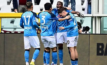 Ο Κβαρατσκέλια έκανε το 2-0 για τη Νάπολι μέσα σε... πάρτι από 12 χιλ. οπαδούς!