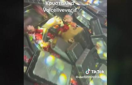 Βέροια: «Έθαψαν» την τραγουδίστρια κάτω από πανέρια με λουλούδια