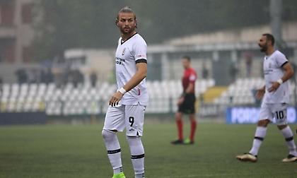 Ποδοσφαιριστής προσποιήθηκε ότι δένει τα κορδόνια του και... έκανε την ανάγκη του στο γήπεδο!