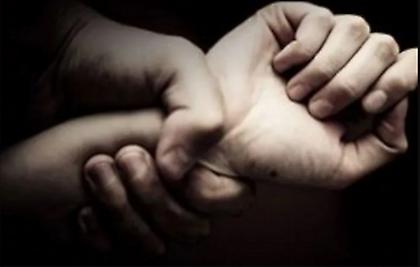 Αδιανόητο περιστατικό στη Λάρισα: Ηλικιωμένος χτυπούσε και έσερνε το εγγόνι του στο πεζοδρόμιο!