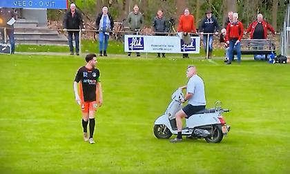 Τύπος με σκουτεράκι διέκοψε αναμέτρηση τοπικού επειδή τα πυροτεχνήματα τρόμαζαν τα άλογά του