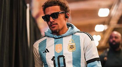 Με φανέλα του Μέσι και με… ραμμένο το τρίτο αστέρι πήγε στο γήπεδο ο Τρέι Γιανγκ