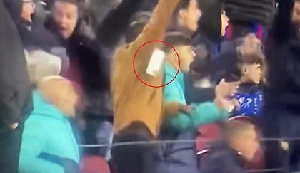 Ο Ντεμπελέ πανηγύρισε έξαλλα το γκολ του Κεσί στο «clasico» και μετά έψαχνε το… κινητό του!