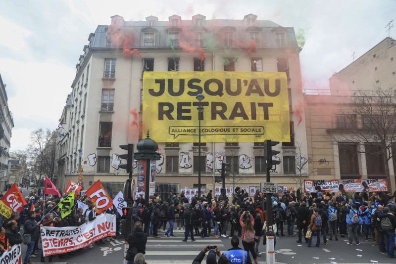 Παρίσι: 1,8 εκ. διαδηλωτές, βίαιες συγκρούσεις με αστυνομία
