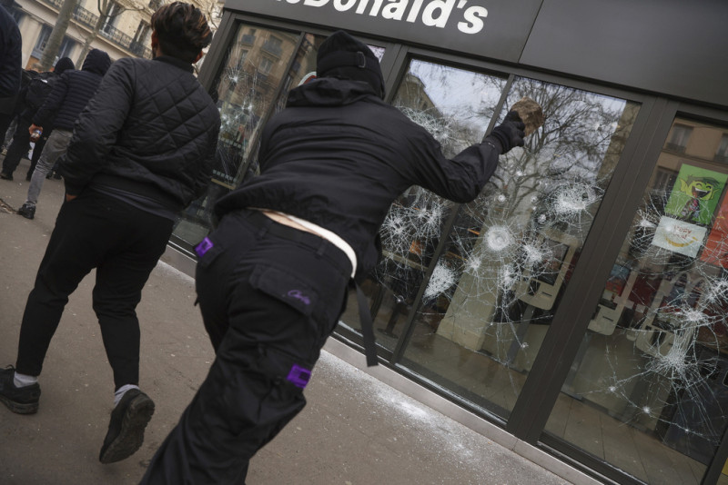 Παρίσι: 1,8 εκ. διαδηλωτές, βίαιες συγκρούσεις με αστυνομία