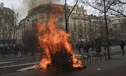 Βίαιες συγκρούσεις στο Παρίσι για το συνταξιοδοτικό - 1,8 εκατ. διαδηλωτές ξεχύθηκαν στους δρόμους!