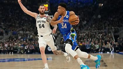 Με νέο double-double του Γιάννη, οι Μπακς διέλυσαν τους Σπερς