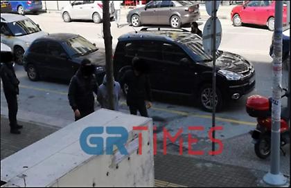Θεσσαλονίκη: Προφυλακιστέος ο 62χρονος που κλειδώθηκε με τα παιδιά σε ΙΧ και άνοιξε φιάλη υγραερίου