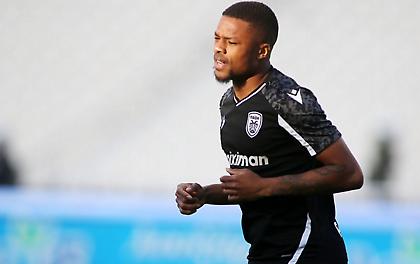 Προπονήθηκε με… μπλούζα του ΠΑΟΚ ο Άκπομ!