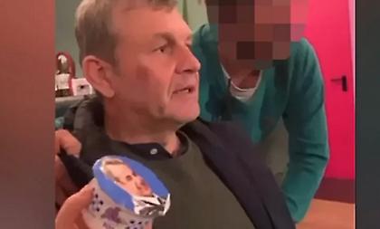Ο Γκλέτσος επιδεικνύει... γιαούρτι με το πρόσωπο του Μητσοτάκη!