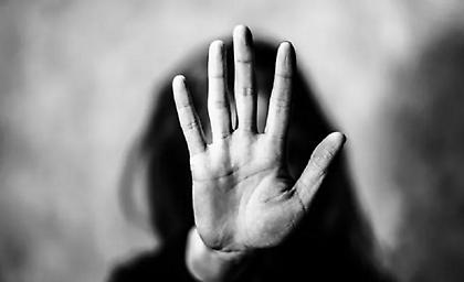 Σοκ στην Κρήτη: Επιτέθηκε στην κόρη του με γροθιές στο κεφάλι και το πρόσωπο