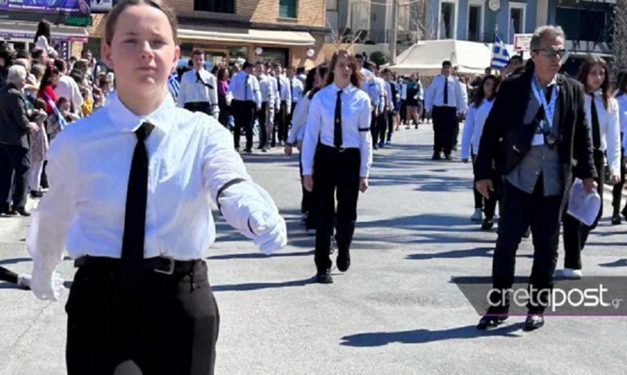Τέμπη: Μαθητές στο Ηράκλειο παρέλασαν με μαύρα περιβραχιόνι