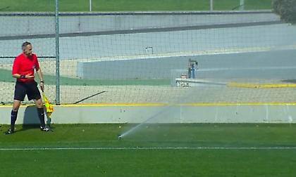 Άνοιξαν τα ποτιστικά κατά τη διάρκεια του ΑΕΚ Β'-Απόλλων Σμύρνης!