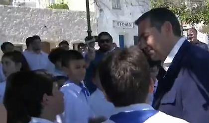 Τσίπρας σε μαθητές στην Τήλο: «Καλά, όλοι ΑΕΚ είστε; Θα πάρετε πρωτάθλημα φέτος;»