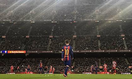 Και δεν παίζει καν η Μπαρτσελόνα: Σείστηκε το «Καμπ Νου» από τα συνθήματα για επιστροφή του Μέσι!