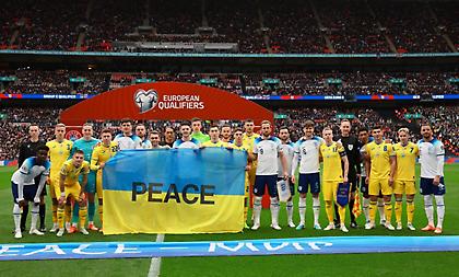 «Ειρήνη»: Το μήνυμα που έστειλαν στο Γουέμπλεϊ οι ποδοσφαιριστές της Αγγλίας και της Ουκρανίας