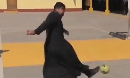 Λιονέλ… Mεσσίας: Ιερέας έπαιξε μπάλα με παιδιά φορώντας ράσο και έκανε «μαγικά»!