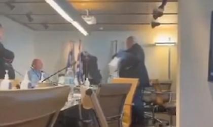 Η στιγμή που ο Καραπαπάς πετά φούστα στον Μπαλτάκο και τον βρίζει!