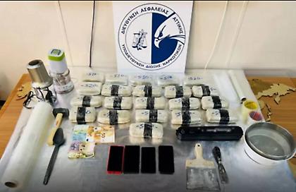 Χειροπέδες σε δύο νεαρούς εμπόρους ηρωίνης - Κατασχέθηκαν πάνω από 10 κιλά - Την διακινούσαν με ταξί