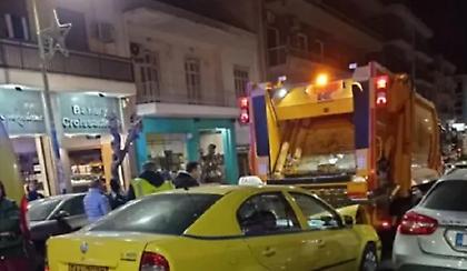 Ταξί έπεσε σε απορριμματοφόρο – Τραυματίστηκε υπάλληλος καθαριότητας του δήμου Ζωγράφου