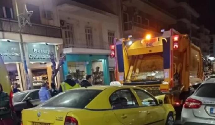 Ταξί έπεσε σε απορριμματοφόρο – Τραυματίστηκε υπάλληλος