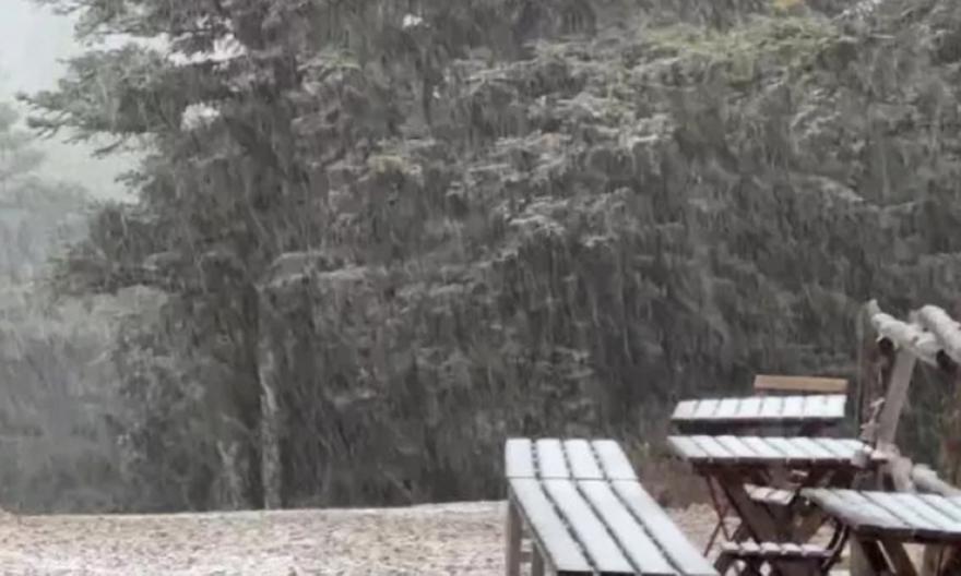 Πάρνηθα: Χιονοκαταιγίδα αυτή την ώρα στην Πάρνηθα