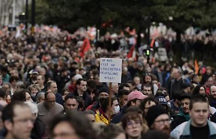 Σε απεργιακό κλοιό και διαδηλώσεις και σήμερα η Γαλλία για το συνταξιοδοτικό