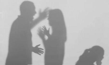 Κάθειρξη 10 ετών στον 47χρονο που είχε χτυπήσει ανελέητα τη σύντροφό του στην Αργυρούπολη