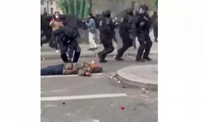 Γαλλία: Η στιγμή που η αστυνομία ρίχνει αναίσθητο διαδηλωτή στο Παρίσι