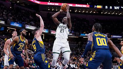 Ο Χολιντέι πέτυχε 51 πόντους, ο Γιάννης ήταν «τριπλός» και οι Μπακς πήραν τη ματσάρα στην Ιντιάνα