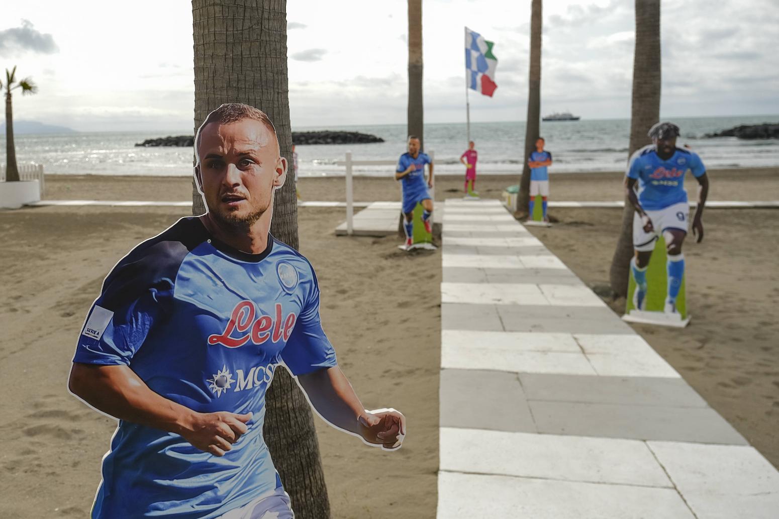Νάπολη: Βάζουν ομοιώματα παικτών στην παραλία