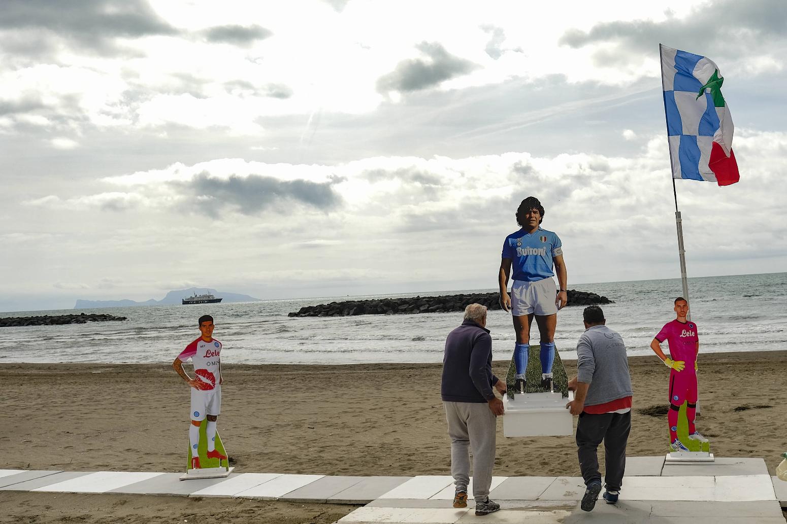 Νάπολη: Βάζουν ομοιώματα παικτών στην παραλία