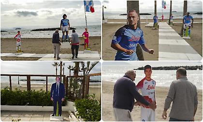 Τρέλα στη Νάπολη: Βάζουν ομοιώματα παικτών στην παραλία ενόψει του… σκουντέτο!