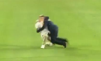 Ερωτοχτυπημένος οπαδός μπήκε στο γήπεδο για να κάνει πρόταση γάμου και τον σώριασε σεκιούριτι