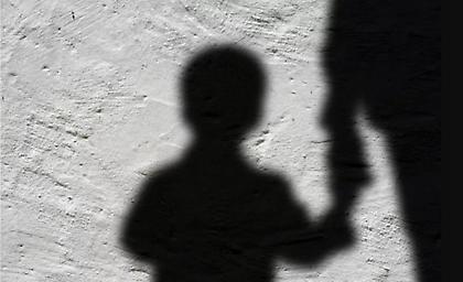 Βιασμός 6χρονης στο Πέραμα: Δίωξη κατά της μητέρας του παιδιού για συνέργεια