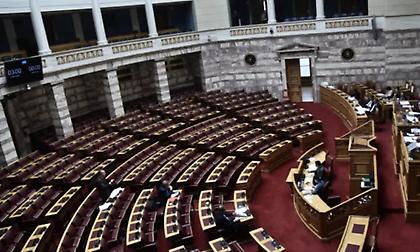 Εγκρίθηκαν από όλα τα κόμματα πλην ΚΚΕ τα μέτρα στήριξης για το δυστύχημα των Τεμπών