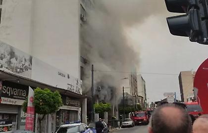 Πειραιάς: Υπό έλεγχο η φωτιά σε χρωματοπωλείο