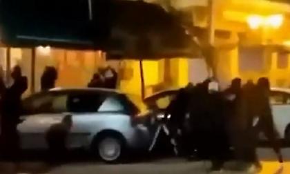 Σοκαριστικό βίντεο: Η στιγμή που 20 άτομα χτυπούν με ξύλα και κράνη οπαδούς του Ηρακλή σε ουζερί
