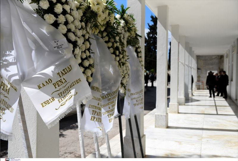 Ρένα Κουμιώτη: Μεγάλη συγκίνηση στο τελευταίο «αντίο»