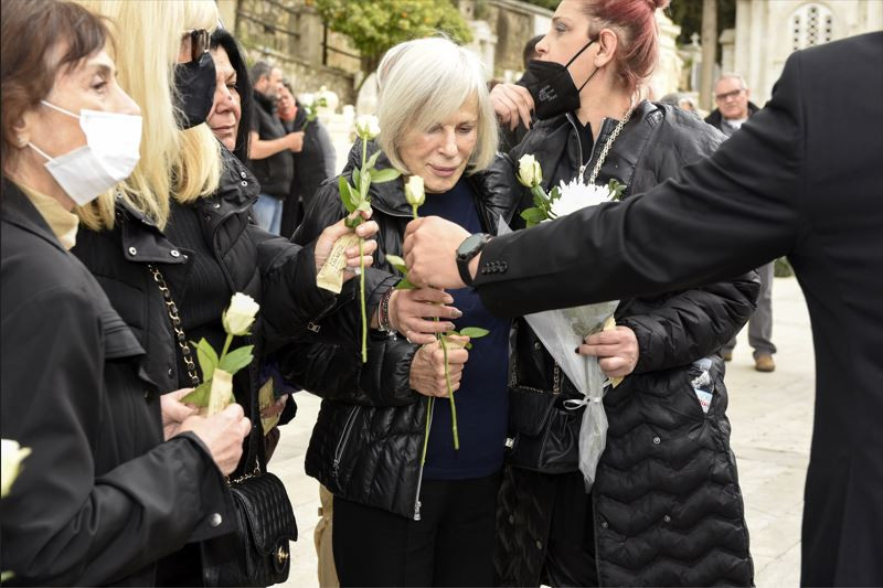 Ρένα Κουμιώτη: Μεγάλη συγκίνηση στο τελευταίο «αντίο»