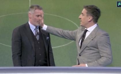 Ο Νέβιλ διαφώνησε με τον Κάραγκερ για την αποβολή του Ντουκουρέ και έκανε... αναπαράσταση της φάσης!