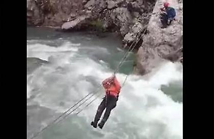 Καρέ-καρέ η διάσωση ζευγαριού ορειβατών από τον Αώο ποταμό