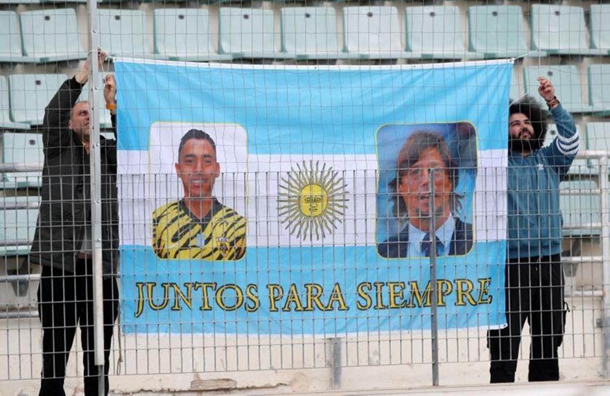 Το αργεντίνικο πανό για Αλμέιδα και Αραούχο: «Μαζί για πάντα»