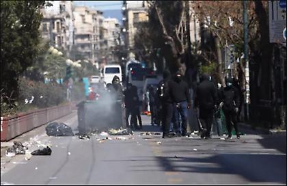 Επεισόδια έξω από ΑΣΟΕΕ: «Φοβήθηκα για την ζωή μου, γι' αυτό πυροβόλησα», κατέθεσε ο αστυνομικός