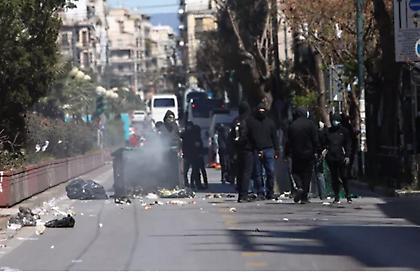 Επεισόδια στην Πατησίων: Περιπολικό δέχθηκε επίθεση - Αστυνομικός πυροβόλησε στον αέρα για εκφοβισμό